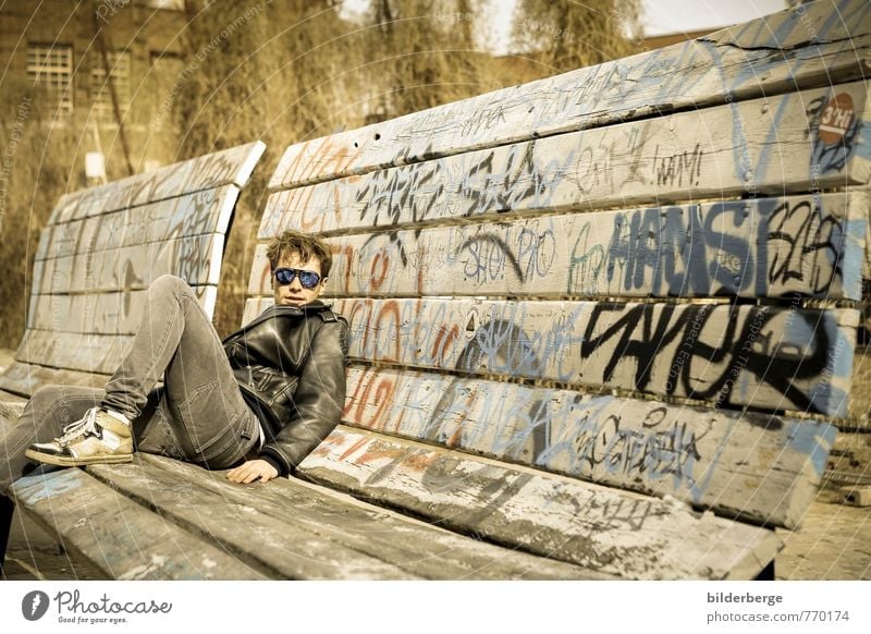 Berlin Style 1 Lifestyle Club Disco University & College student Young man Youth (Young adults) Art Work of art Actor Musician Town Fashion Sunglasses Graffiti