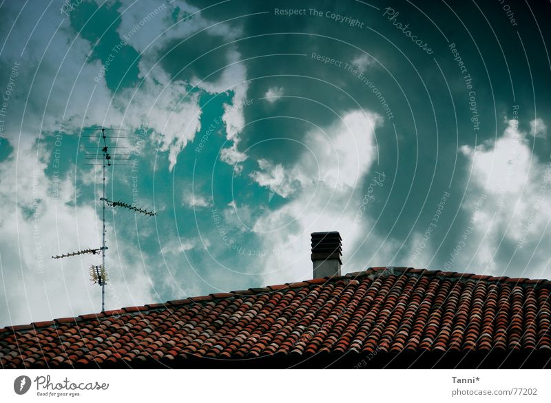 cielo Clouds Roof Antenna Green Red Tiled roof Roofing tile Radio technology Bad weather Sky Chimney Digital photography Cloud formation Clouds in the sky