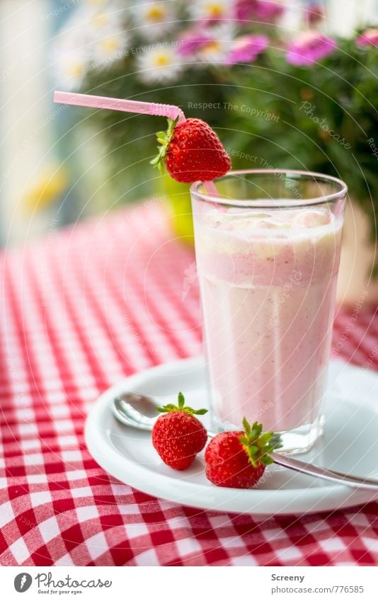strawberry Food Fruit Dessert Strawberry Drinking Cold drink Strawberry shake Plate Glass Spoon Green Pink Red White Delicious Table Tablecloth Checkered Plant