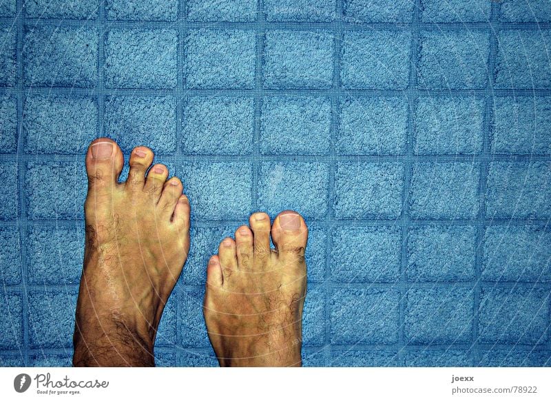 With the wrong foot... Skin Pedicure Summer Bathroom Masculine Man Adults Feet 1 Human being Stand Blue Yellow Terry cloth Floor covering Skin color Toes