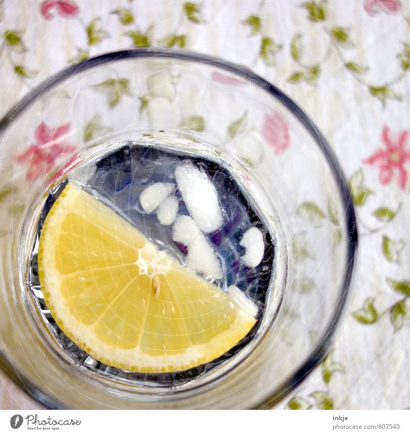 a GinTonic in the morning Slice of lemon Nutrition Beverage Cold drink Drinking water Alcoholic drinks Spirits Longdrink Cocktail Glass Tablecloth Ice cube