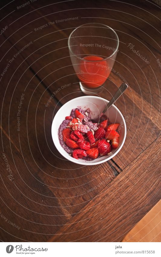 müsli Food Fruit Grain Cereal Strawberry Nutrition Breakfast Organic produce Vegetarian diet Beverage Cold drink Juice Bowl Glass Spoon Healthy Eating Fresh
