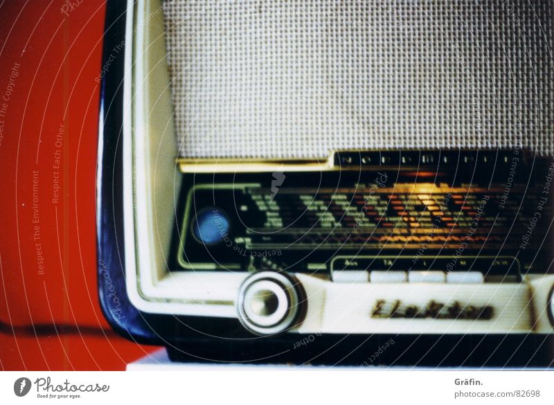 radio star II Kitchen Red Blur Wall (building) Shelves Radio (device) Song Bookshelf Broadcasting Radio (broadcasting) on board radio set Music Cable Technology