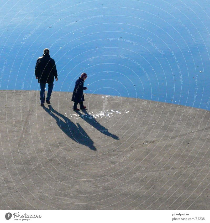 Ice-cold games ||||| Lake Ice-cream vender Thorough Splashing Concrete Hard Round Platform Father Daughter Child Stand Shadow Curved Delicious Ice floe