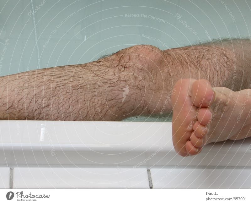 leg Bathtub Toes Dried up Man Apes Remote Physics Damp Wet Knee Relaxation Unshaven Leisure and hobbies Human being Joy Swimming & Bathing Legs Water Feet