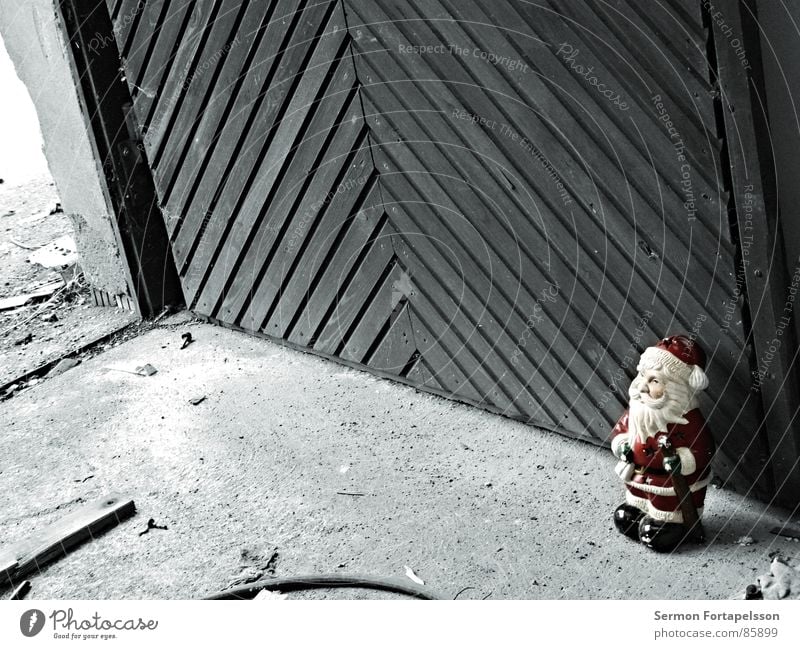 Last Man Standing Garden gnome Frame Hotel Dwarf Santa Claus Holy Red Pottery Remainder Icons Decline Tin Wall (barrier) Wood Ruin Scrap metal Trash Annihilate