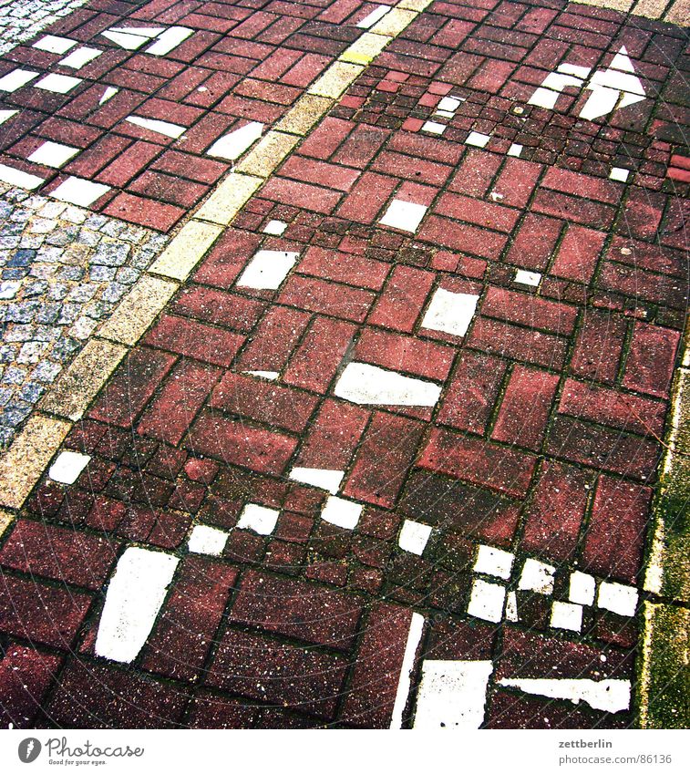 arrow Footpath Sidewalk Paving stone Ground markings Arrow Muddled Offset Puzzle Chaos