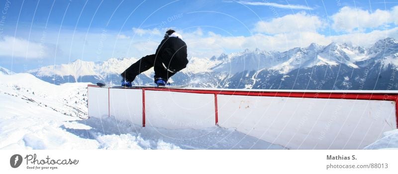straight box Tailslide Snowboard Austria Clouds Austrian Style Exterior shot Winter sports Leisure and hobbies Freestyle Extreme Air Trick Resort Snowboarder