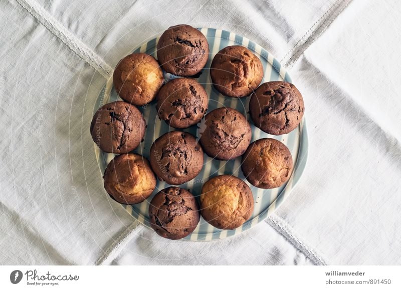 Muffins on a plate from above Dough Baked goods Candy Nutrition To have a coffee Plate Harmonious Fragrance Feasts & Celebrations Easter Birthday Delicious