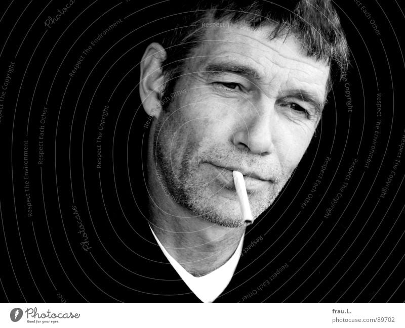 nonchalantly Man Cigarette Wrinkles Masculine Sweater portrait 50 plus Skeptical Easygoing Human being Work and employment Face T-shirt young old Characteristic
