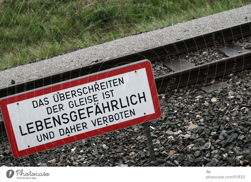 Exceeding dangerous Traverse Railroad tracks Dangerous Bans Vienna Warning label Warning sign Transport Threat Death explanatory memorandum Signs and labeling