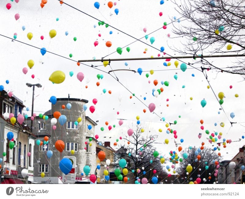 balloons (flying, upwards, hui) Hover House (Residential Structure) Wall (building) balon Colour colors Flying Upward buzz off Going Sky Street Seekwhencer