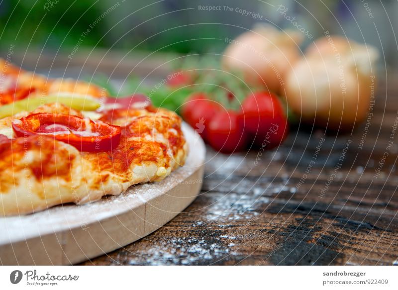 Pizza wood burning stove Food Vegetable Dough Baked goods Nutrition Eating Lunch Dinner Picnic Organic produce Vegetarian diet Relaxation Feasts & Celebrations