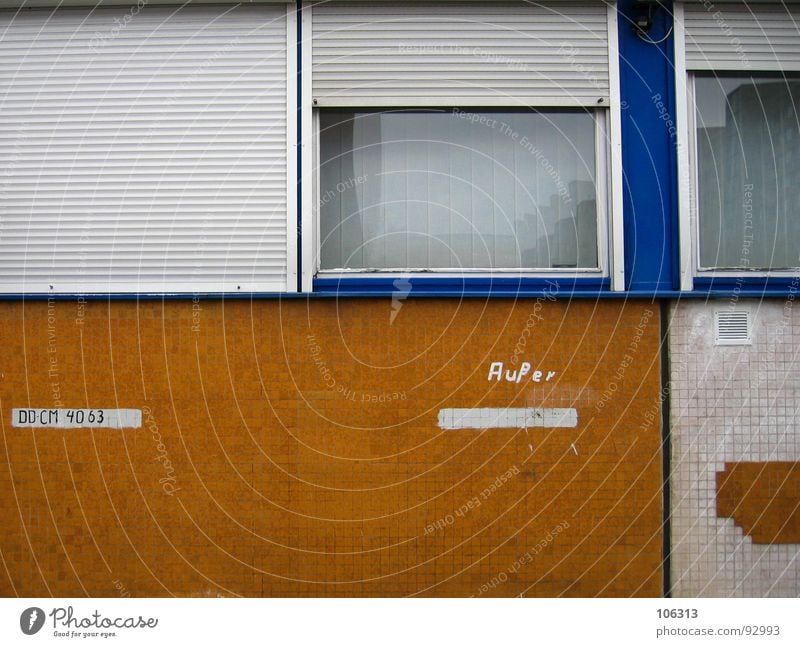 AUßER´s PARKPLATZ Parking lot Wall (building) Zone Derelict Trash Window Roller blind Roller shutter Mosaic Vent slot Shaft Reserved Yellow White Typography