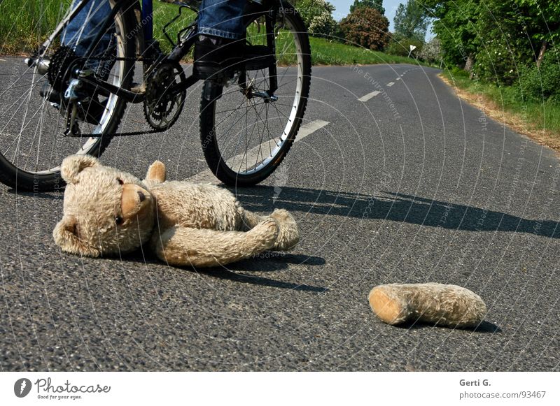 look funny Accident Voyeuristic First Aid Traffic accident Middle of the road Bicycle Lie Bicycle tyre Tracks Teddy bear Toys Cuddly toy Doomed Roadside