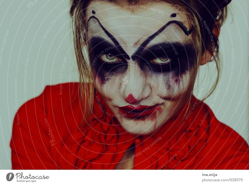 female horror clown Feasts & Celebrations Carnival Hallowe'en Feminine Young woman Youth (Young adults) 1 Human being 18 - 30 years Adults Threat Dark Disgust