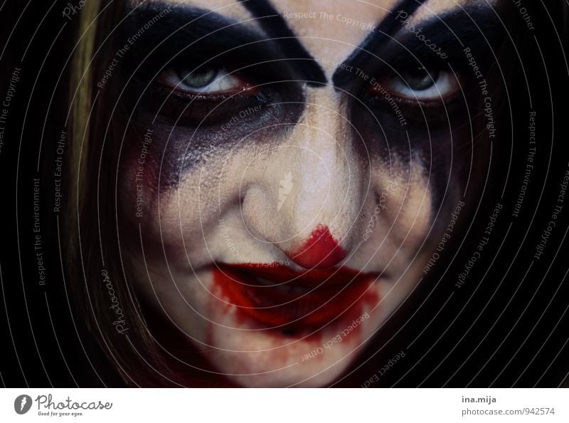 Woman made up as horror clown Feasts & Celebrations Carnival Hallowe'en Human being Feminine Androgynous Face 1 Aggression Threat Creepy Red Black White