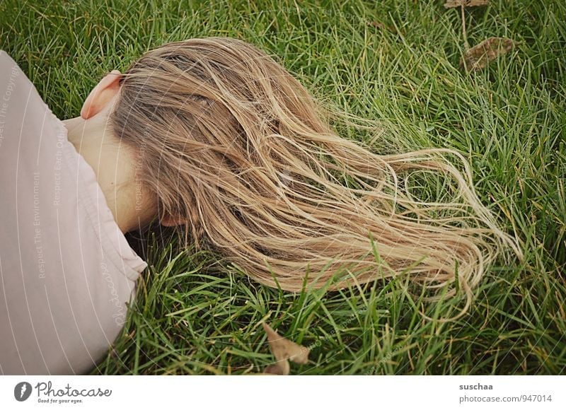 chill Feminine Child Girl Boy (child) Body Head Hair and hairstyles Ear 1 Human being 8 - 13 years Infancy Nature Autumn Grass Meadow Brunette Blonde
