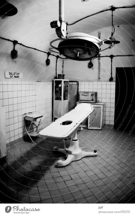 [OP][OK] Hospital Dark Lamp Health care Medical practice Derelict Empty Sterile Black & white photo Tile Old Dirty Operating room Operating table Deserted