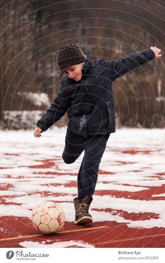 Boy kicks football Lifestyle Athletic Winter sports Soccer Masculine Child Boy (child) 1 Human being 3 - 8 years Infancy Ice Frost Snow Movement Sports