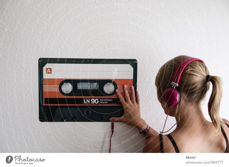 Mix-Tape 90's Lifestyle Style Joy Leisure and hobbies Music Club Disco Feasts & Celebrations MP3 player Feminine Young woman Youth (Young adults) 13 - 18 years