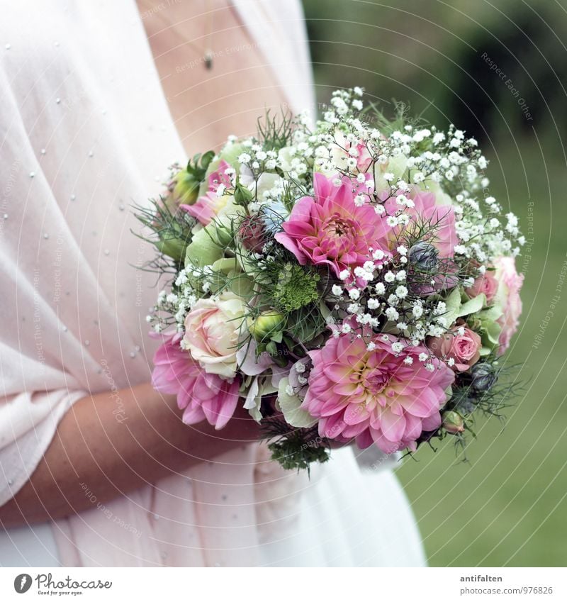 Bridal bouquet in Q Elegant Happy Beautiful Skin Feasts & Celebrations Wedding Woman Adults Couple Body Breasts Arm Stomach Low neckline 1 Human being