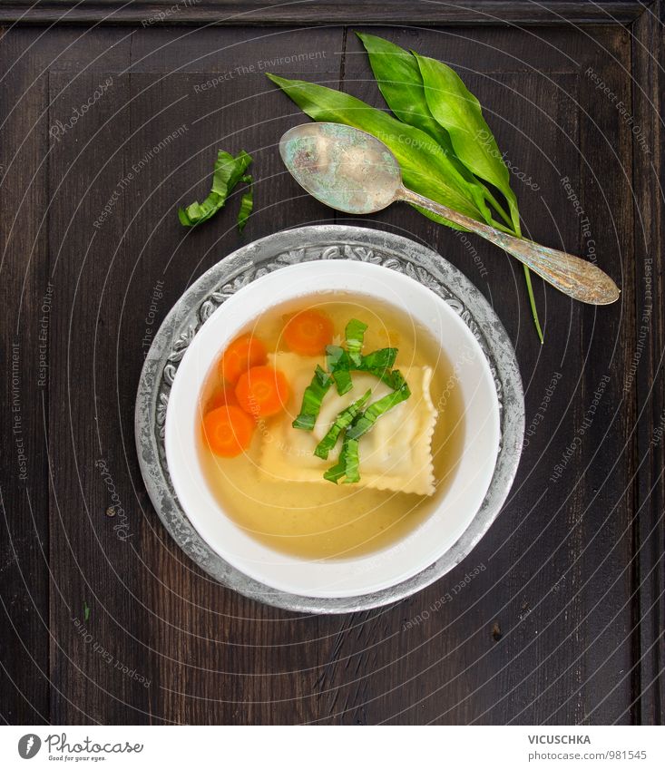 Clear soup with Maultaschen, carrots and bear's garlic Food Vegetable Dough Baked goods Soup Stew Herbs and spices Nutrition Lunch Crockery Plate Spoon Style