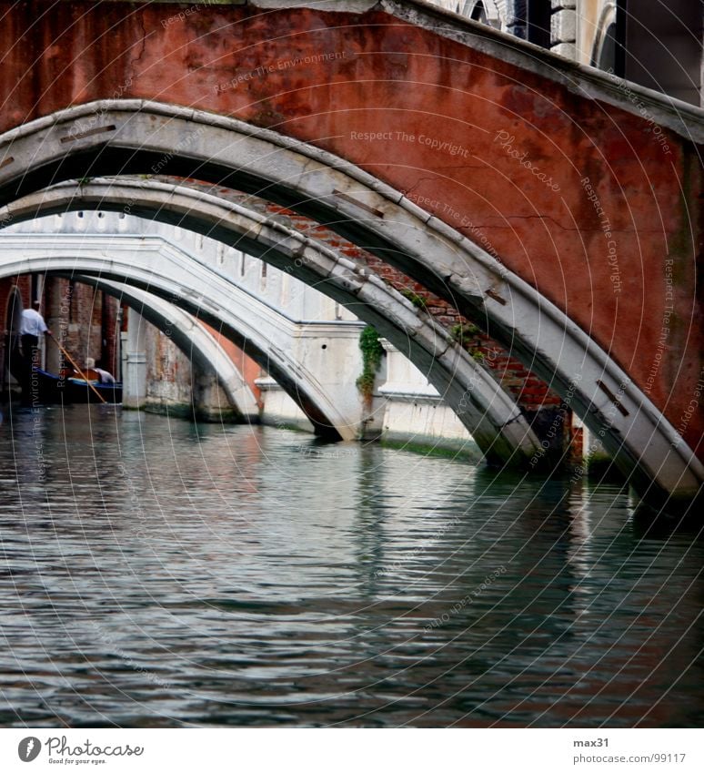 under 4 bridges you have to go.... Venice Waterway Watercraft Italy Traffic infrastructure Bridge gondola ride Channel Gondola (Boat) Gondolier Arched bridge