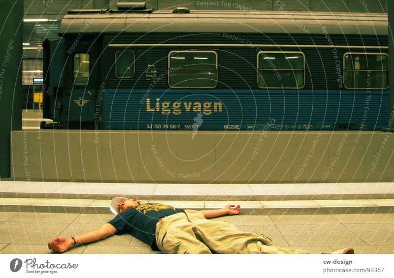 50th - chill in front of the liggvagn Relaxation Overnight train Sleeping car Railroad Engines Chewing gum Pedestrian Timeless Stand Arrival Railroad car Man