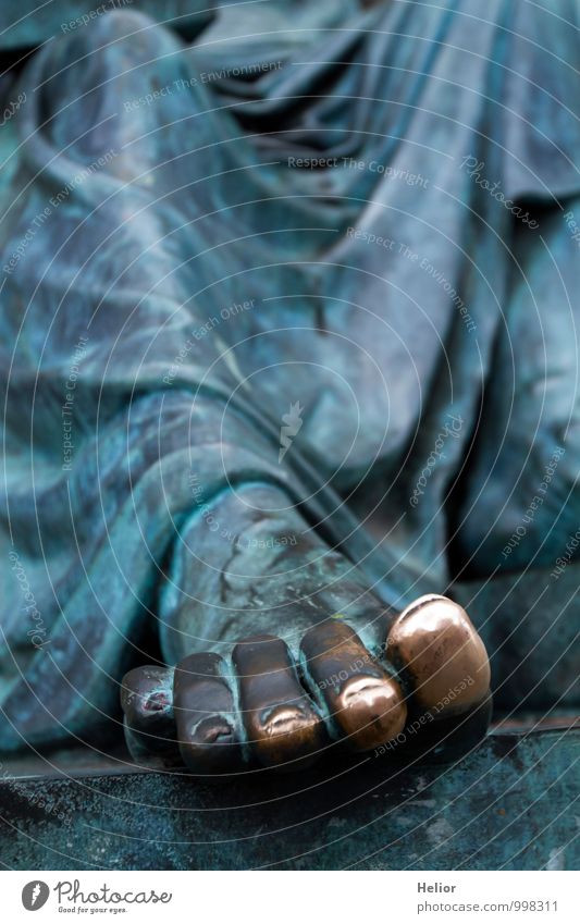 Bronze Toes Feet Work of art Sculpture Culture Statue Monument Metal Sit Historic Naked Blue Gold Gray Green Calm Wisdom Esthetic Know Bronze sculpture