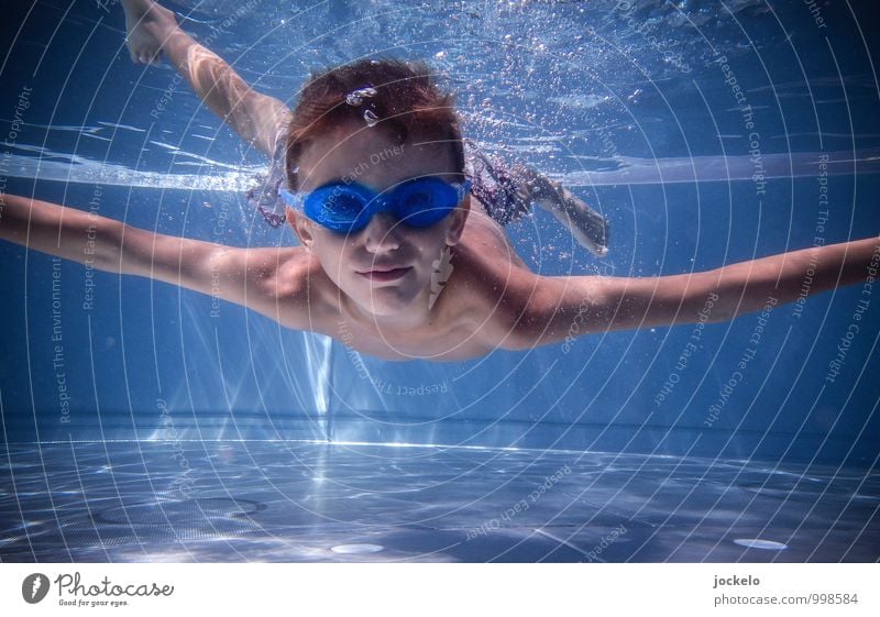 underwater flight Masculine Child 1 Human being 3 - 8 years Infancy Water Swimming trunks Brunette Discover Relaxation Smiling Friendliness Blue