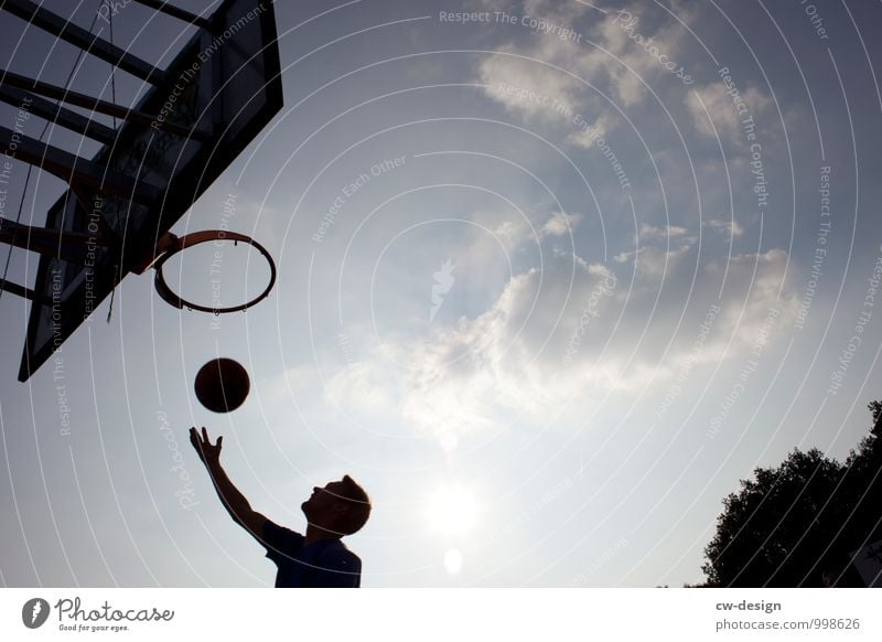 The round must go into the round Basketball Basketball basket Basketball arena Basketball player Human being Masculine Young man Youth (Young adults) Man Adults